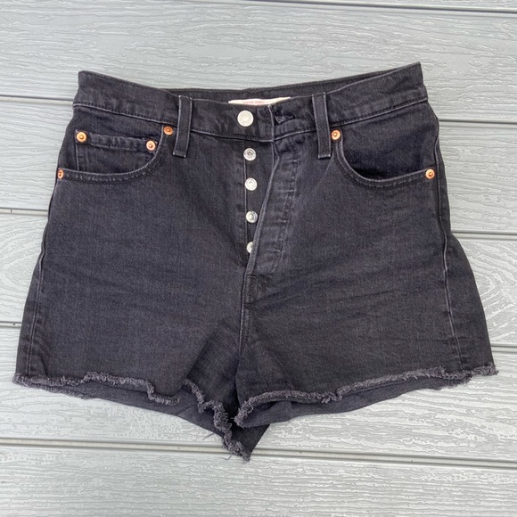 Levi's Ribcage High-Waisted Shorts in Black Lake (Aritzia) - Picture 5 of 7